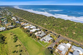 SALTWATER HOUSE - Opposite the beach and views over the lake! Ocean Grove